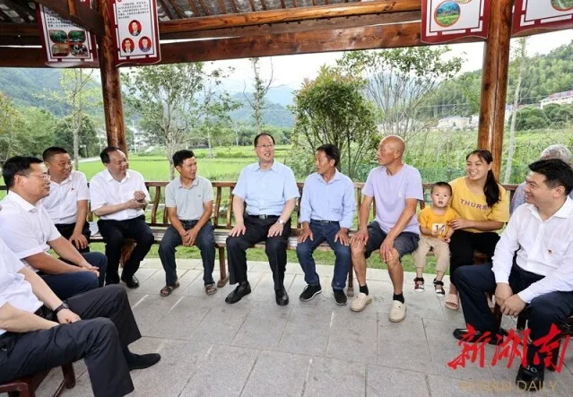 毛伟明省长来到浏阳市张坊镇田溪村西溪磐石大峡谷调研