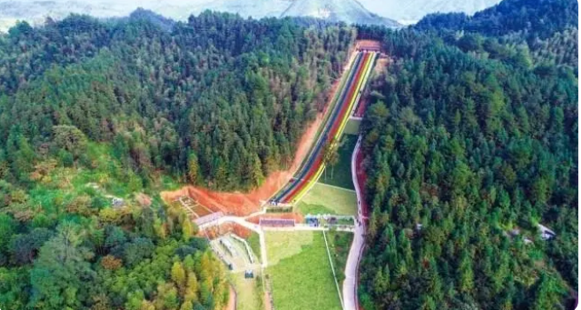 (西溪磐石大峡谷的彩虹滑道。张坊镇供图)